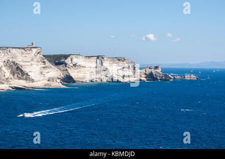 Falaises de calcaire blanc de Bonifacio à la pointe sud de l'île en face du détroit de Bonifacio, bras de mer entre la Corse et la Sardaigne Banque D'Images