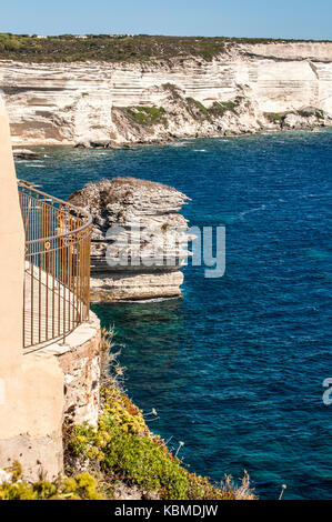 Falaises de calcaire blanc de Bonifacio à la pointe sud de l'île en face du détroit de Bonifacio, bras de mer entre la Corse et la Sardaigne Banque D'Images