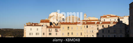 Les toits de la vieille ville de Bonifacio, ville à la pointe sud de l'île construit au sommet de murs de calcaire blanc face au détroit de Bonifacio Banque D'Images