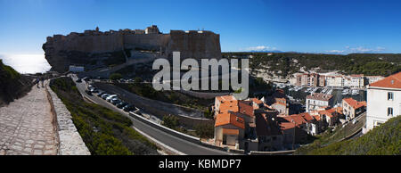 Les toits de la vieille ville de Bonifacio, ville à la pointe sud de l'île construit sur le haut de falaises de calcaire blanc face au détroit de Bonifacio Banque D'Images