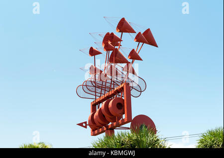 Juguetes del viento (vent sculpture) par Cesar Mnrique (construit en 1992) en Arrieta, Lanzarote dans les îles Canaries, Espagne Banque D'Images