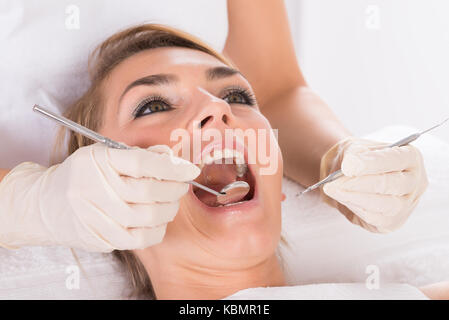 Gros plan du young woman getting checkup at dentist's office Banque D'Images