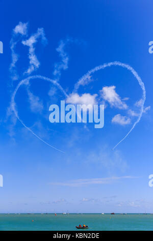 Traînée en forme de coeur ou des chemtrails, Eastbourne Air show 2017 Eastbourne, Royaume-Uni Banque D'Images