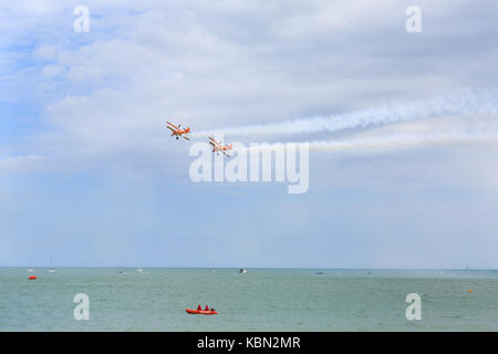 Breitling Wingswalkers équipe de acrobaties aériennes et de wingwalking au-dessus de la mer, partie d'Airbourne, Eastbourne Air show 2017, Royaume-Uni Banque D'Images