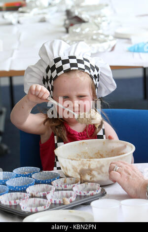 Jeune fille apprendre à cuisiner Banque D'Images