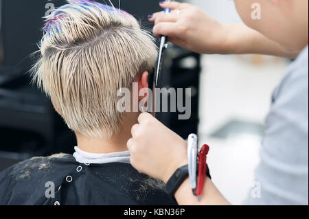 Coupe de cheveux pour femmes. coiffure, salon de coiffure professionnel. décisions coupe élégante. coiffure Femme coupe de cheveux frange. processus de couper les cheveux Banque D'Images