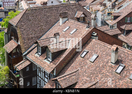 Berne, Suisse - le 26 mai 2016 : architecture de la vieille ville médiévale européenne et toit de tuiles à Berne (patrimoine unesco), la capitale de la suisse. Banque D'Images