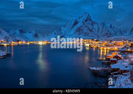 Reine village la nuit. îles Lofoten, Norvège Banque D'Images