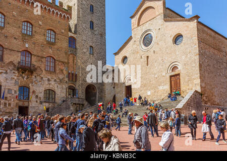 Beaucoup de gens sur la piazza Duomo à san gimignano en italie Banque D'Images