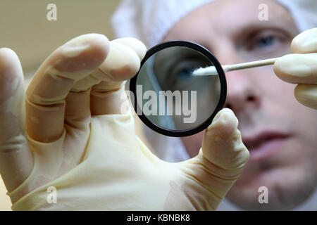 Les scientifiques qui travaillent en salle blanche Banque D'Images