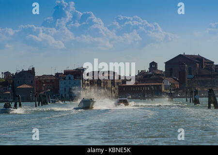 Les taxis de l'eau Venise prendre les gens vers et depuis l'aéroport de Venise Banque D'Images