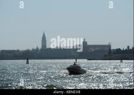 Les taxis de l'eau Venise prendre les gens vers et depuis l'aéroport de Venise Banque D'Images