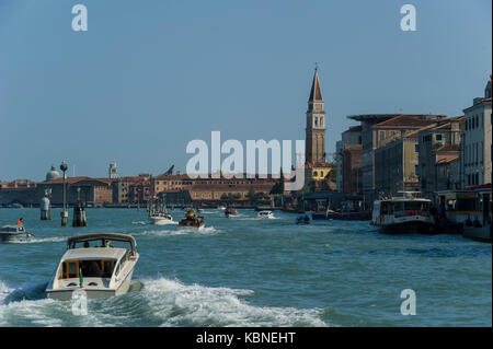 Les taxis de l'eau Venise prendre les gens vers et depuis l'aéroport de Venise Banque D'Images