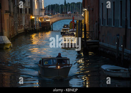 Les taxis de l'eau Venise prendre les gens vers et depuis l'aéroport de Venise Banque D'Images