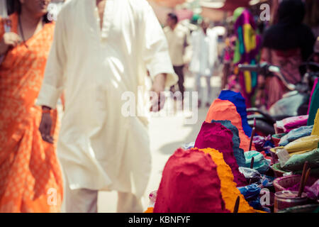 Poudre colorée en vente sur l'occasion de la fête de holi en Inde. Banque D'Images