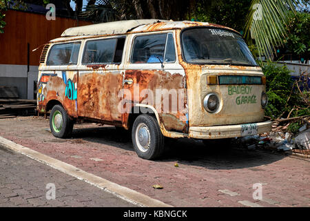 Négligé et Rusty VW Camper Van. Le camping-car Volkswagen Banque D'Images