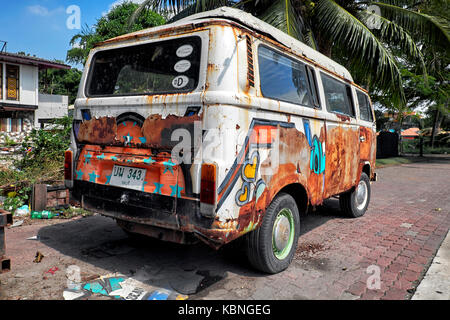 VW camping Van négligé et rouillé. Camionnette Volkswagen Banque D'Images