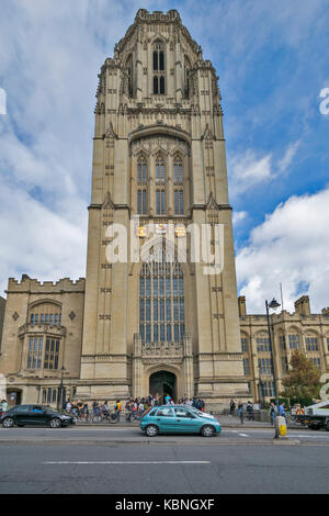 Le CENTRE-VILLE DE BRISTOL EN ANGLETERRE WILLS ÉDIFICE COMMÉMORATIF DE L'UNIVERSITÉ DE BRISTOL ET DE LA CIRCULATION DES ÉTUDIANTS SUR LA RUE PARK Banque D'Images