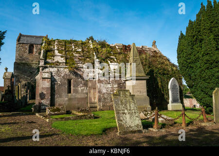 Les pierres tombales, grand pigeonnier et vieille famille tombe dans l'église paroissiale de Stenton cimetière, Stenton, East Lothian, Scotland, UK Banque D'Images