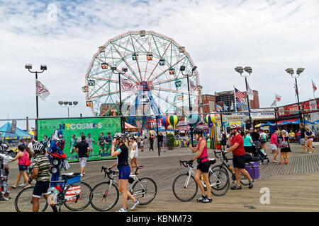 Boardwalk amusement park, mettant en vedette le célèbre Wonder Wheel à Coney Island. Banque D'Images