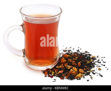 Tisane ayurvédique dans une tasse dans les ingrédients sur fond blanc Banque D'Images