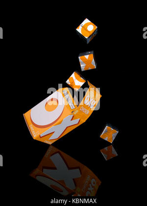 Stock oxo cubes de sauce sur noir avec réflexion. jaune pour le poulet. Banque D'Images