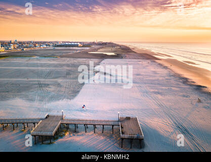 Lever du soleil sur l'océan et large plage vue aérienne Banque D'Images