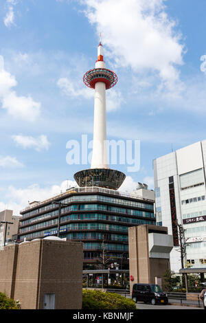 Le Japon, Kyoto. La tour de Kyoto et l'emblématique tower hôtel vu de la rue. Journée avec ciel bleu et quelques nuages blancs. Low angle de vue. Banque D'Images