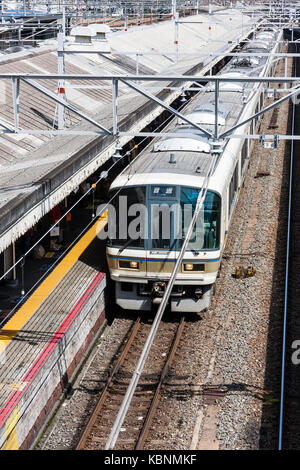 Le Japon, la gare de Kyoto. Vue de dessus de train à la plate-forme. Banque D'Images