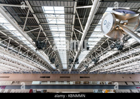 Japon, Osaka, Umeda. La gare d'Osaka, ville principale de l'intérieur à l'étage supérieur, montrant l'horloge et le toit. Banque D'Images