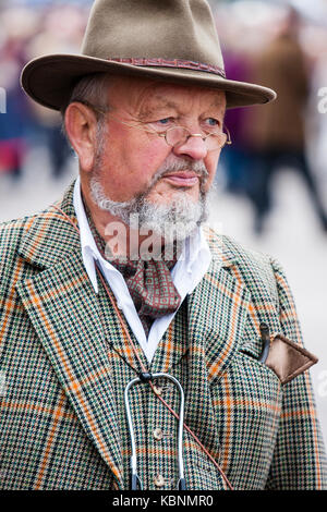 En Angleterre, Chatham. Portrait, homme d'âge moyen avec barbe et portant des lunettes et un chapeau. Close up of face. Classe de travail vêtements type 1940 Banque D'Images