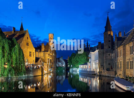 Bruges, Belgique. La Dijver canal de nuit vers l'hôtel Bourgoensch Hof et Beffroi (Belfort), Bruges, Belgique. Banque D'Images