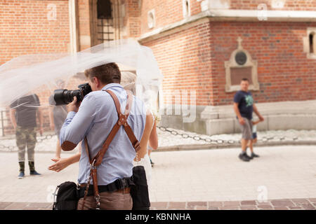 Le photographe prend des photos de la mariée Banque D'Images