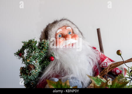 La figure du père noël portant des lunettes l'exercice de la direction générale de l'arbre de Noël ou de fête. close up. Banque D'Images
