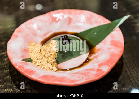 Goutte de mochi servis avec sweey et haricots noirs de poudre de soja Banque D'Images