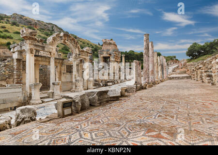 Sols en mosaïques romaines et temple d'Hadrien à Éphèse, Turquie. Banque D'Images