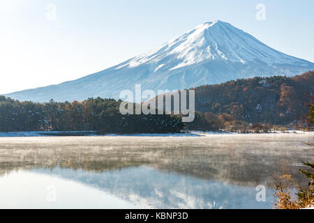 Le mont Fuji wit snow à la fin de l'automne au lac Kawaguchi ou kawaguchiko fujikawaguchiko au Japon Banque D'Images