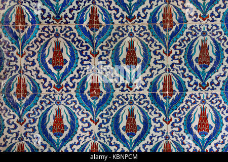 Avec d'Iznik tulip design dans le minaret de la mosquée bleue, à Istanbul, Turquie. Banque D'Images