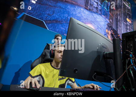 Moscou, Russie. 30 sept., 2017 Un garçon joue un jeu d'ordinateur à l'étape de l'Igromir exposition à Moscou, Russie Banque D'Images