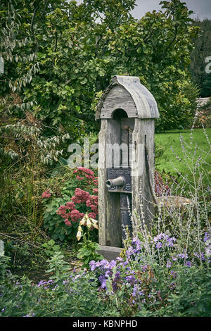 Une vieille pompe à eau de jardin en bois Banque D'Images