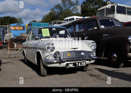 Ford Anglia 105E Super saloon sur l'affichage à l'ouest de l'Angleterre Collection Transport Open Day at Winkleigh, Devon, le 6 octobre 2013. Banque D'Images