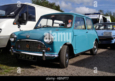 Une Austin Mini bleu est considéré à l'Winkleigh site de l'ouest de l'Angleterre Collection Transport Journée portes ouvertes le 6 octobre 2013. Banque D'Images