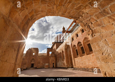 Vue sur le ishak pasa palais par archway, à Dogubeyazit, Turquie. Banque D'Images