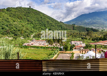 San Cristobal el bajo, guatemala - Juillet 10, 2017 : avis de volcan agua & San Cristobal el bajo hors site du patrimoine mondial de l'Unesco d'antigua Banque D'Images