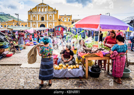 Santa Maria de Jesus, au Guatemala - 20 août 2017 : marché du dimanche dans la petite ville indigène sur les pentes du volcan agua près de antigua Banque D'Images