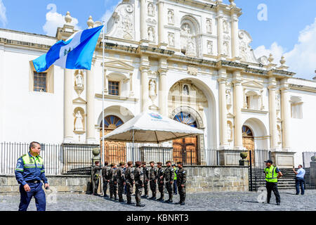 Antigua, Guatemala - 15 septembre 2017 : les soldats guatémaltèques inférieur aux côtés du drapeau maire de Antigua Guatemala sur la cathédrale de l'extérieur de la fête de l'indépendance. Banque D'Images