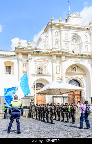 Antigua, Guatemala - 15 septembre 2017 : les soldats guatémaltèques inférieur aux côtés du drapeau maire de Antigua Guatemala sur la cathédrale de l'extérieur de la fête de l'indépendance. Banque D'Images