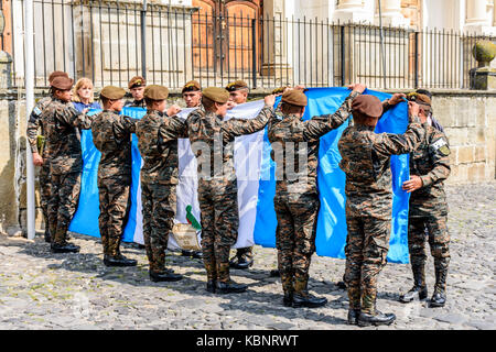 Antigua, Guatemala - 15 septembre 2017 : les soldats fois drapeau guatémaltèque avec le maire d'Antigua après l'abaissant sur jour de l'indépendance du Guatemala. Banque D'Images