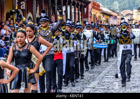 Antigua, Guatemala - 15 septembre 2017 : école des fanfares jouent dans rue à jour de l'indépendance du Guatemala. Banque D'Images