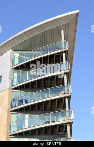 Balcons d'appartements à Dolphin Quay sur Poole Quay, Poole, Dorset Banque D'Images